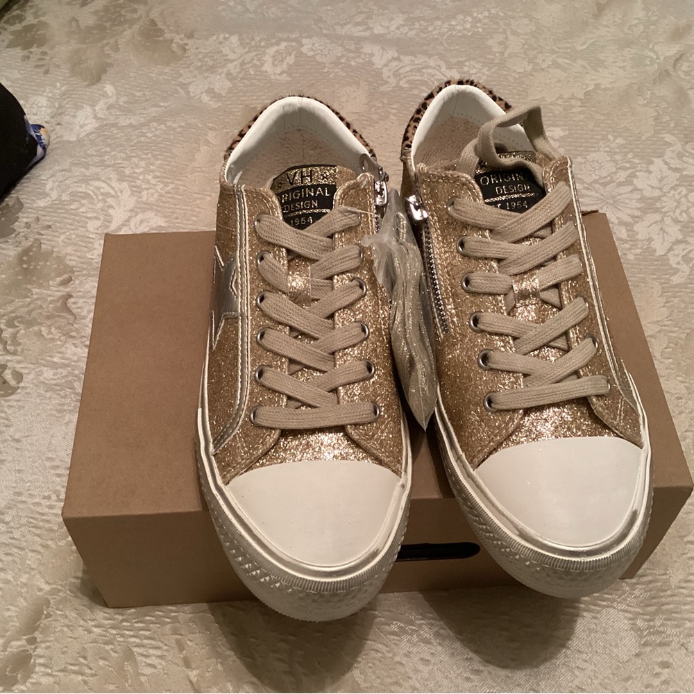 Vintage Havana Gold Sneakers with Minimalist Design
